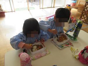 カレーを食べる様子