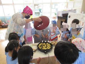 お芋を焼く様子