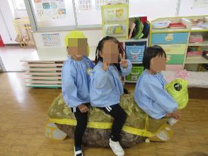 作ったカメに乗るこども達