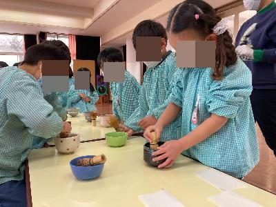抹茶をたてる5歳児