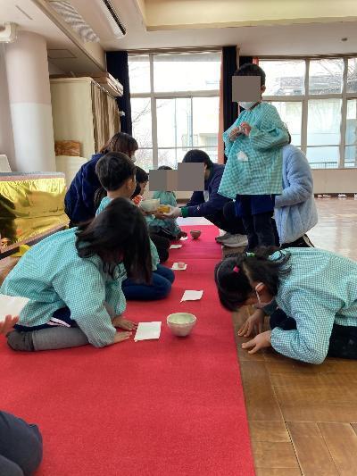 お茶席の文化に触れる園児