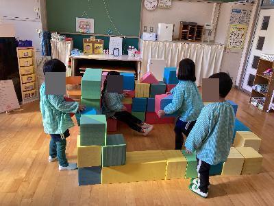 こぶたの家を作る4歳児