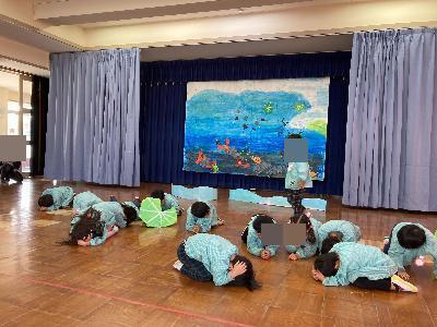 お話遊びをする5歳児