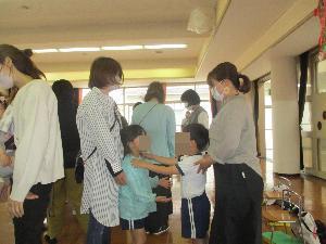 5歳児がふれあい遊びをしている