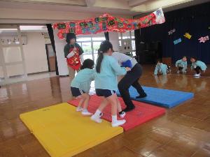 幼児が相撲で力比べをしている