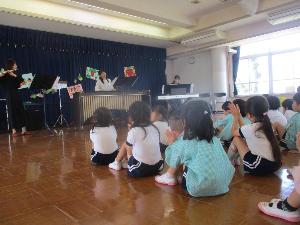 幼児がコンサートを聴いて手拍子をしている