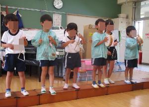 5歳児がコンサートごっこをしている