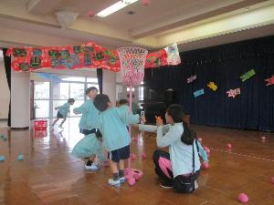 幼児が玉入れをしている