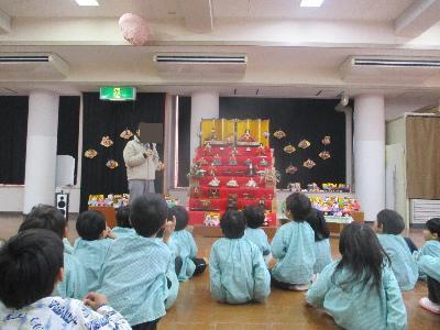 ひな祭りの話を聞く園児