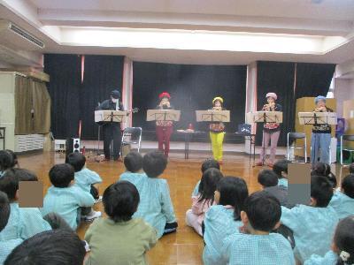 オカリナの演奏を聴く園児