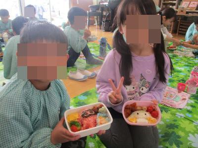 今年度最後のお弁当を食べる園児