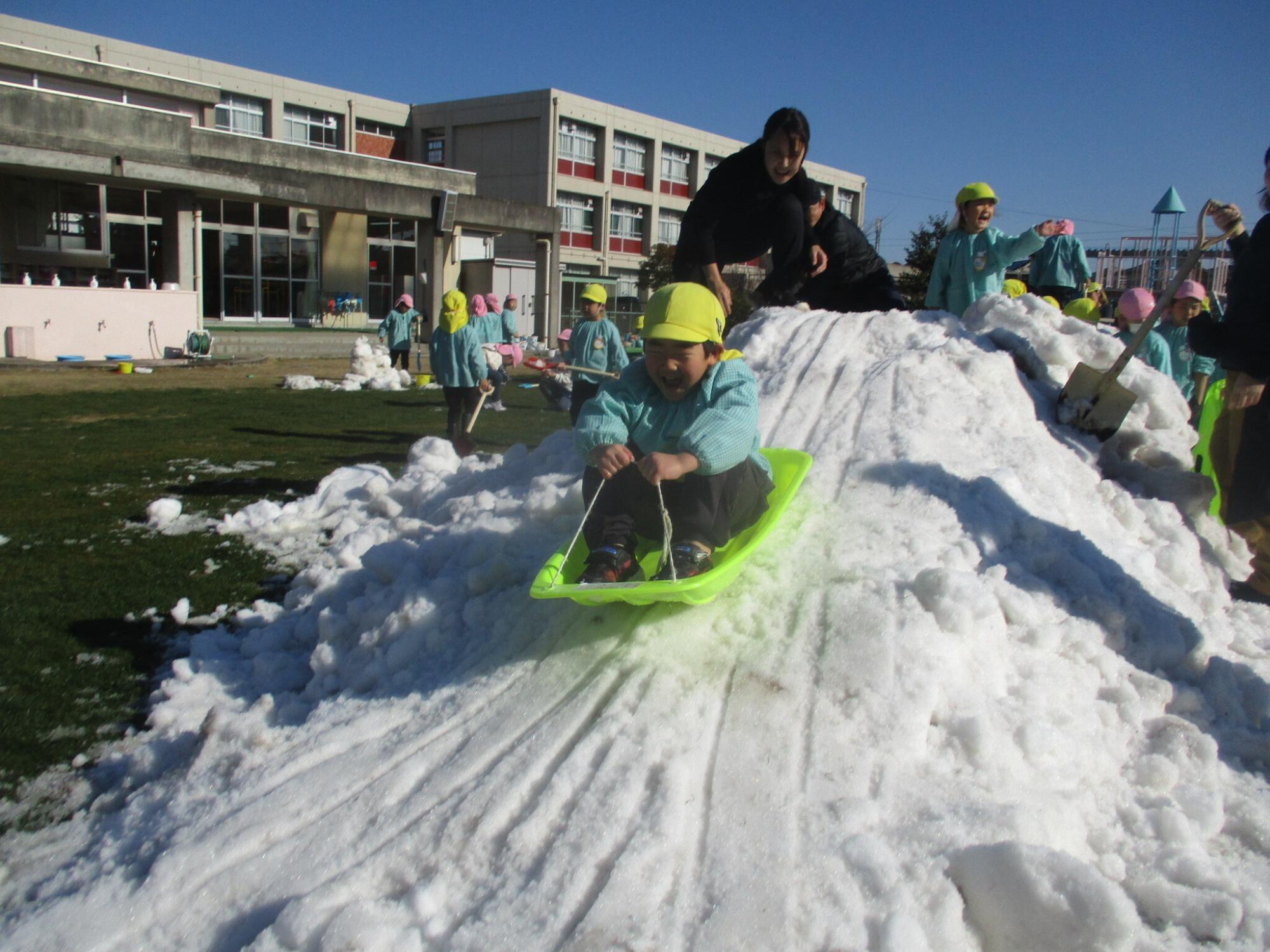 雪滑りで遊ぶ4歳児