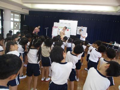 「早寝スヤスヤ」の振り付けを踊る園児