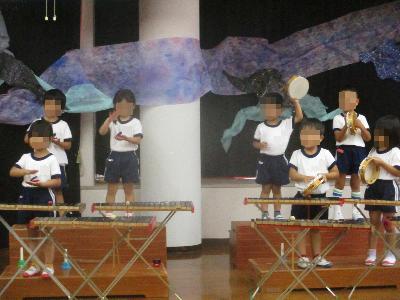 合奏をする4歳児