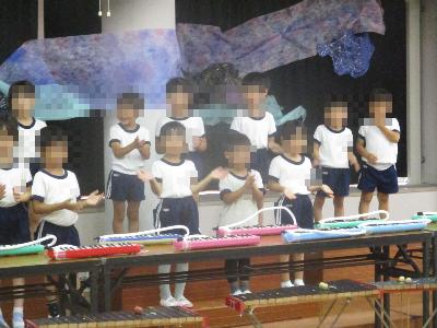 歌を歌う5歳児