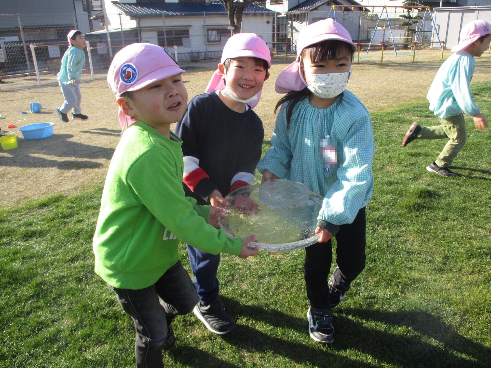 氷を運ぶ5歳児