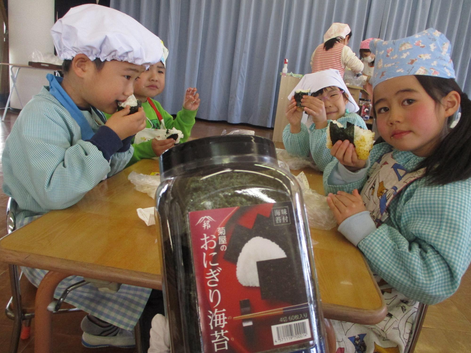 アルファ化米のおにぎりを食べる園児