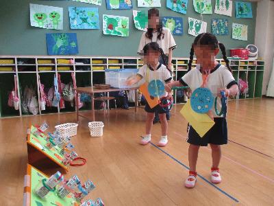 輪投げをする4歳児