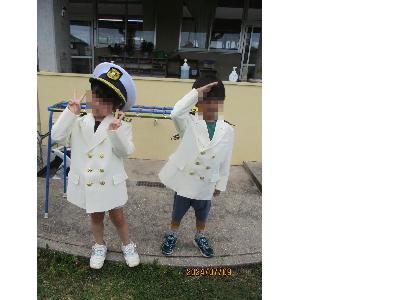 海上保安署の制服着用体験をする園児