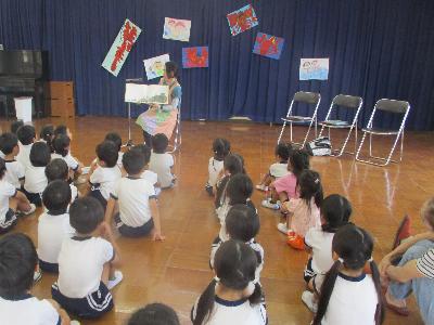 絵本を見る園児
