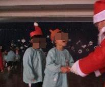 幼児がサンタさんにプレゼントをもらっている