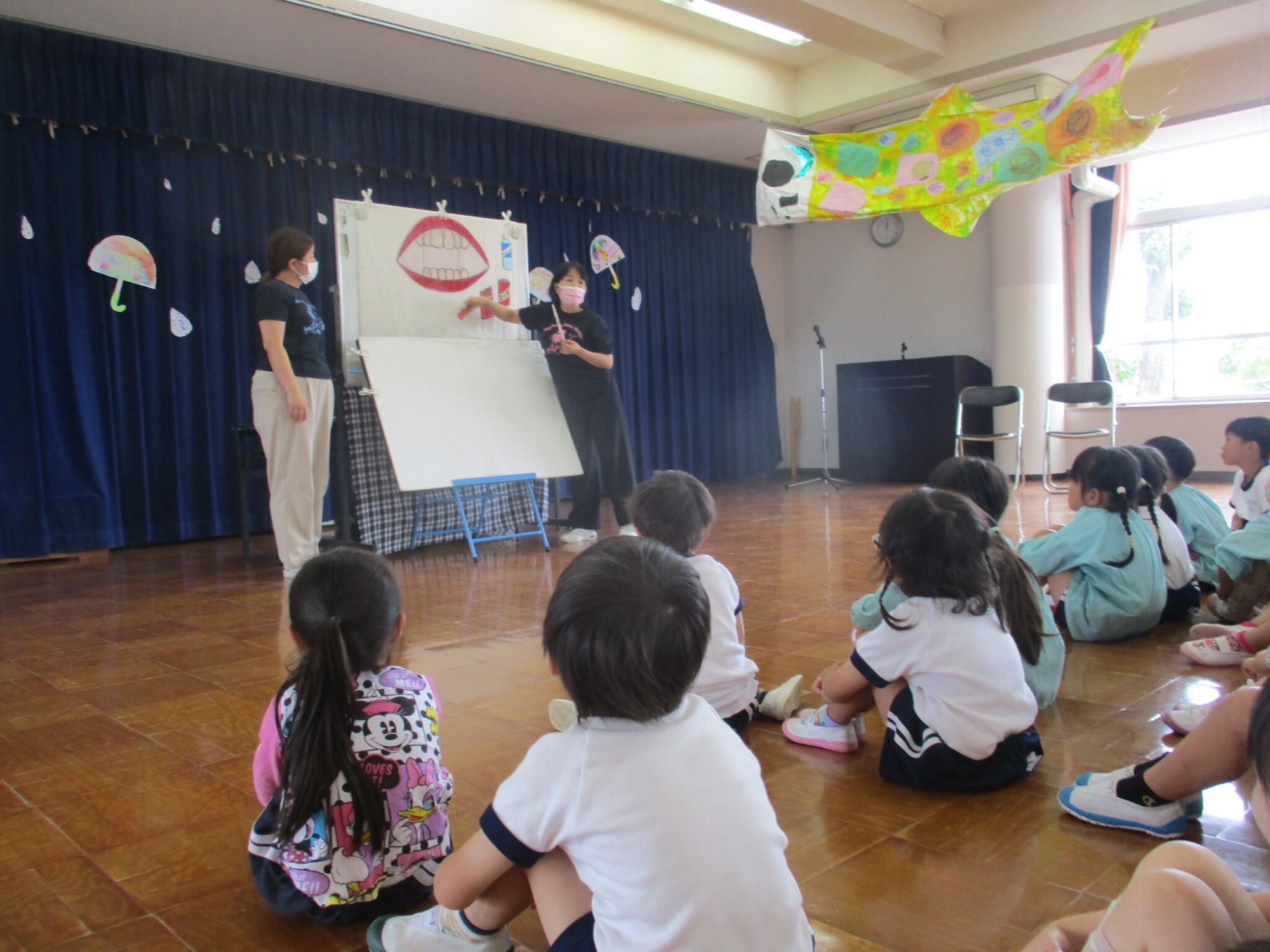 幼児がブラッシング指導のパネルシアターを見ている