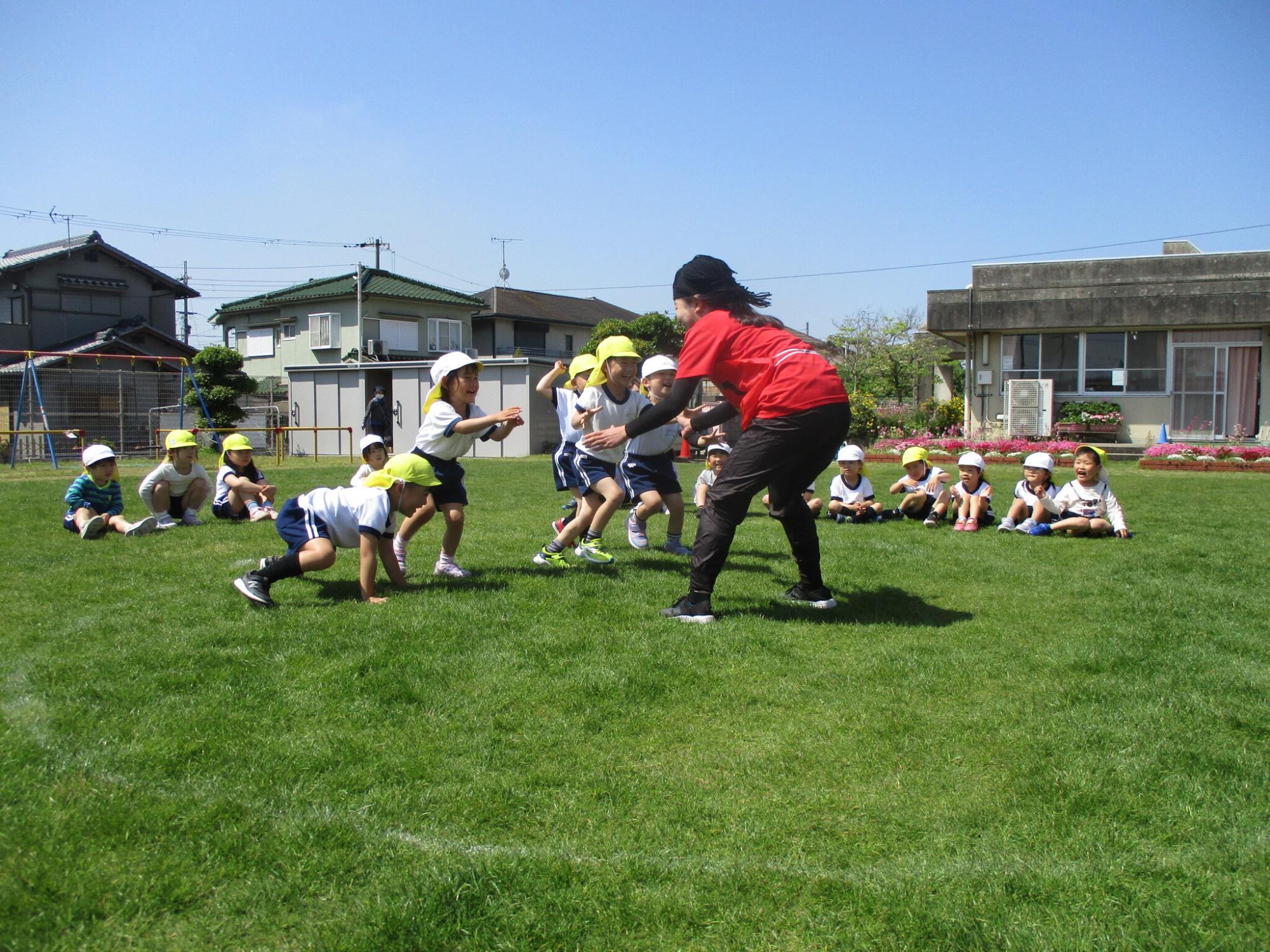 金太郎と4歳児が相撲をして遊んでいる