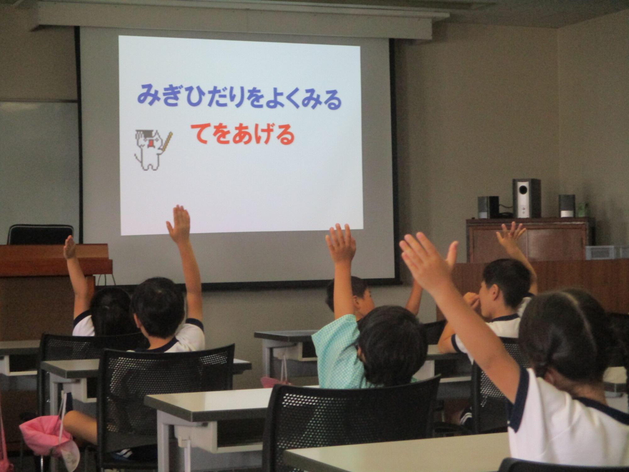 5歳児が交通安全の約束のビデオを見ている