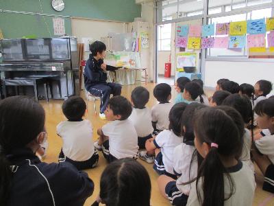 絵本の読み聞かせをする中学生