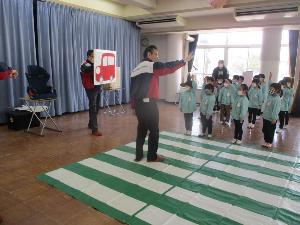 幼児が横断歩道を渡る練習をしている