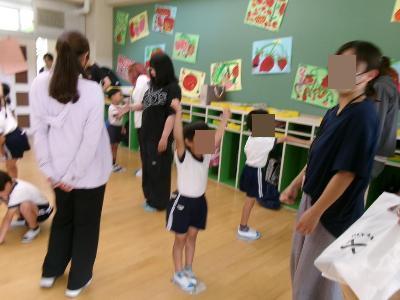 新聞紙じゃんけんをする5歳児