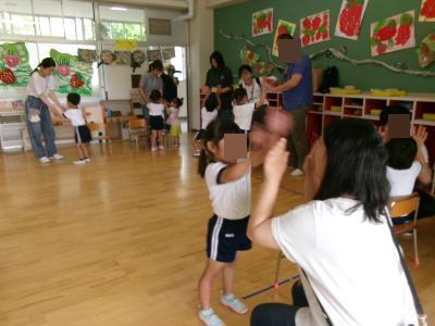 触れ合い遊びをおこなう4歳児