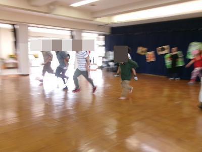 おんぶをしてもらって走る5歳児