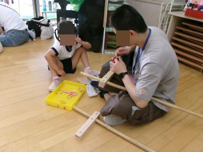 親子で竹馬を作る5歳児