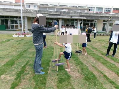 竹馬に挑戦する5歳児