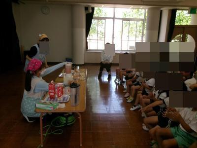ミキサーで混ぜる様子を見る園児