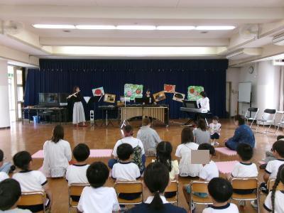 音楽鑑賞をする園児とふれあい保育のこども達