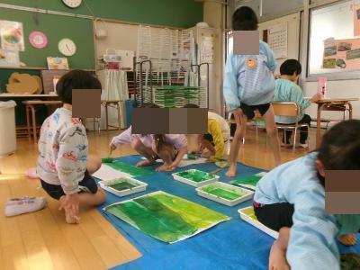 道具作りをする5歳児