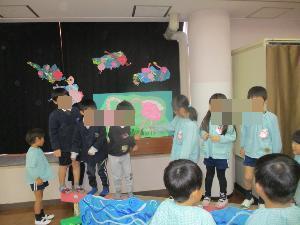 幼児が小学生と一緒にフラミンゴじゃんけんをしている