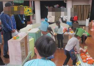 保護者がオープンスクールで来園し、4歳児のウサギレストランのお客さんになっている