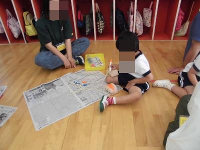 親子でパカポコ作りをする4歳児