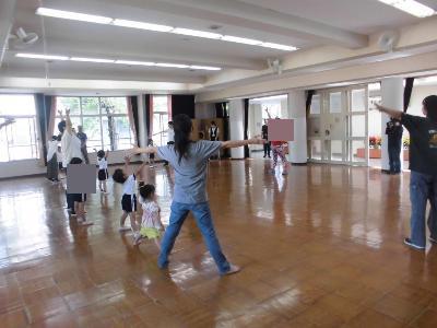 親子でストレッチをする4歳児