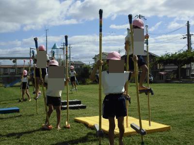 竹馬に乗る5歳児