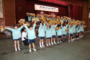 幼児が記念式典でダンスをしているところ