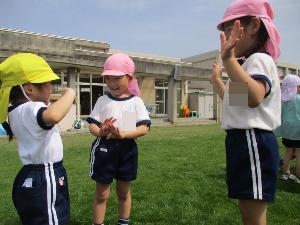 5歳児と4歳児がなかよし遊びをしている