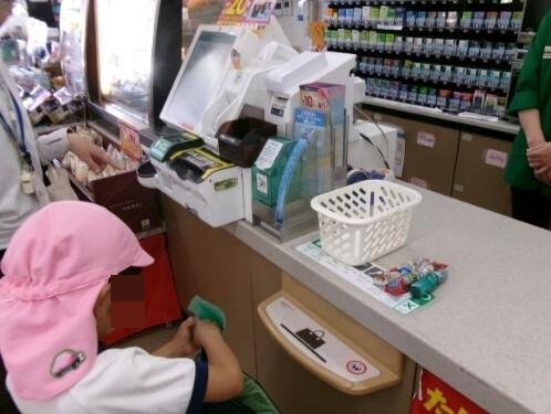お金を支払う幼児
