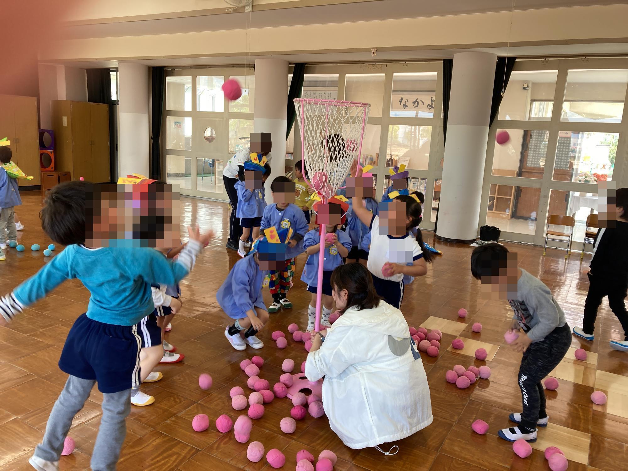 玉入れをする幼児