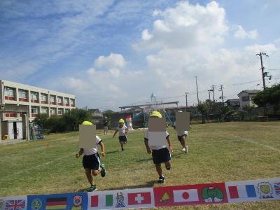 かけっこをする4歳児