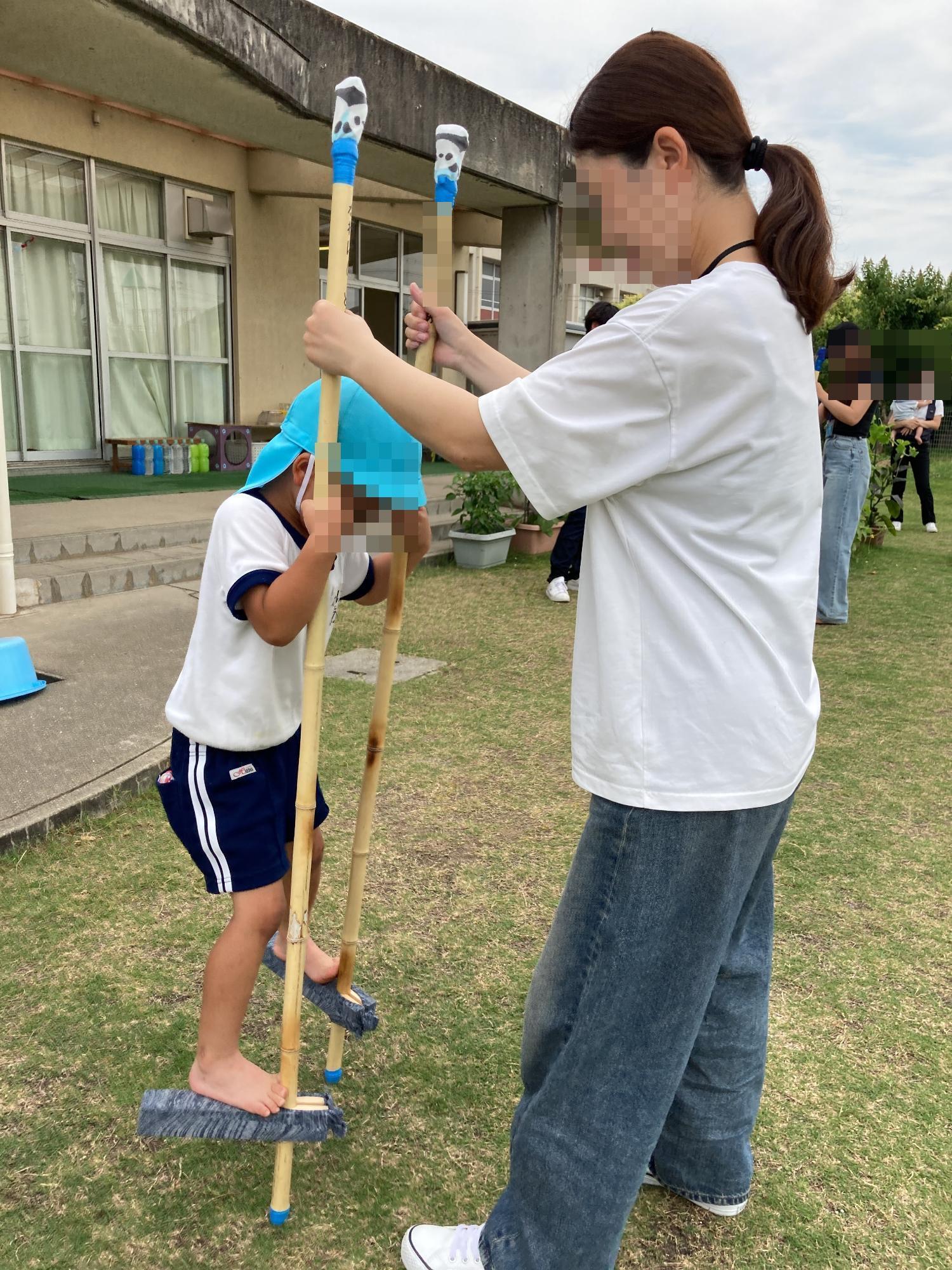 竹馬をする5歳児