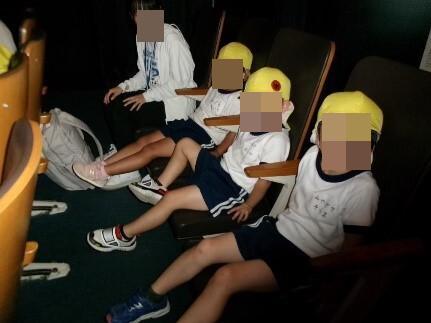 プラネタリウムを見る幼児